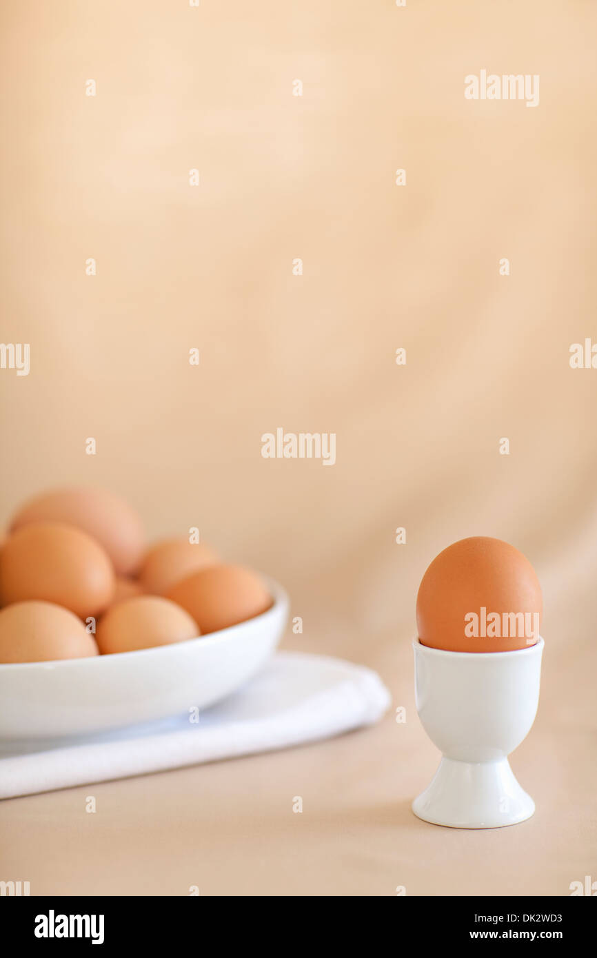 Ancora in vita di organica marrone le uova in una terrina e uova in tazza Foto Stock