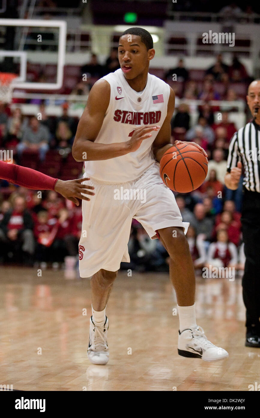 Febbraio 19, 2011 - Stanford, in California, Stati Uniti - Stanford Cardinal protezione/avanti Anthony marrone (3) controlla il dribbling. USC conduce Stanford 40-31 a halftime in acero Pavilion. (Credito Immagine: © Kelly L Cox/Southcreek globale/ZUMAPRESS.com) Foto Stock