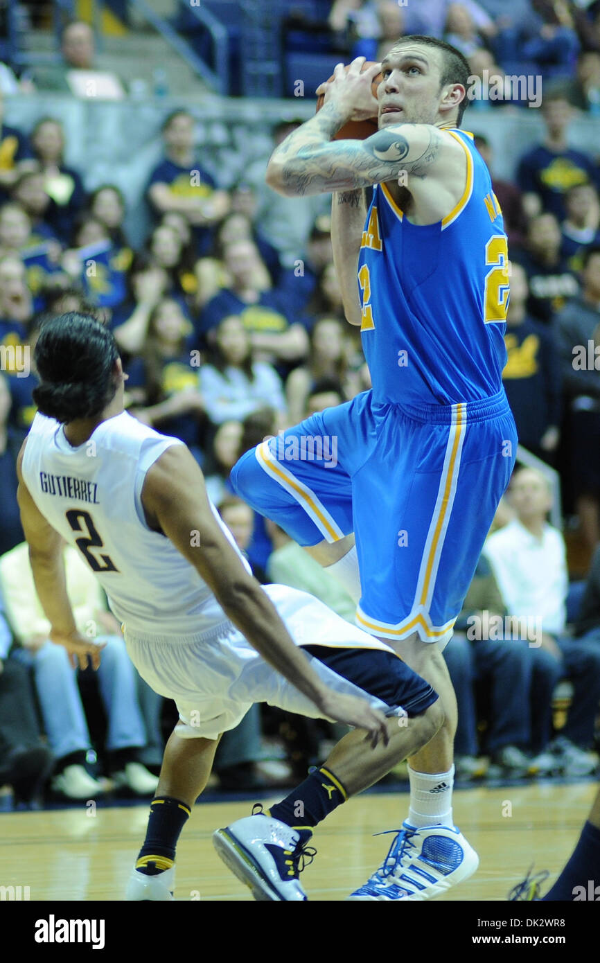 Febbraio 20, 2011 - Berkeley, California, Stati Uniti - California Golden Bears guard Jorge Gutierrez (2) assume una carica da UCLA Bruins avanti Reeves Nelson (22) durante il NCAA pallacanestro tra l'UCLA Bruins e la California Golden Bears a Haas Pavilion. Cal tenuto spento UCLA 76-72 in ore di lavoro straordinario. (Credito Immagine: © Matt Cohen/Southcreek globale/ZUMAPRESS.com) Foto Stock