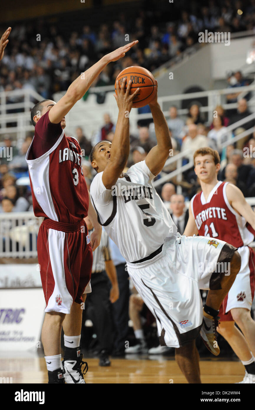 Febbraio 20, 2011 - Betlemme, Pennsylvania, Stati Uniti - la Lehigh University G Prentice piccola (5) tenta di guidare il baseline contro Lafayette University G Tony Johnson (3) durante la domenica la Patriot League match-up all'Arena più stabile a Betlemme, PA. Lafayette conduce Lehigh 36 - 33 a metà. (Credito Immagine: © Brian liberato/Southcreek globale/ZUMAPRESS.com) Foto Stock