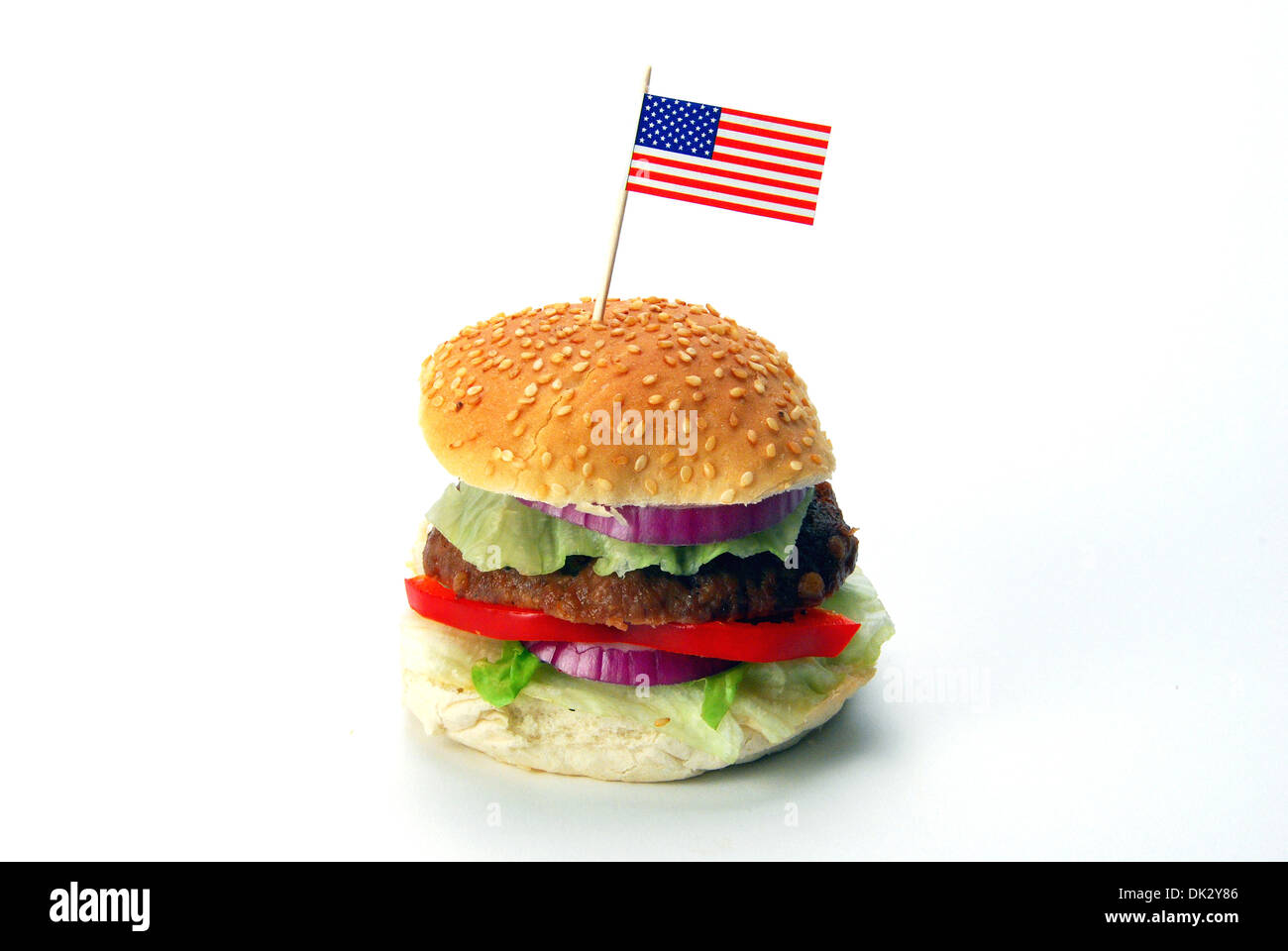Giorno di indipendenza burger. A stelle e strisce hamburger di manzo in un panino inseminate con sapore, peperoni Foto Stock