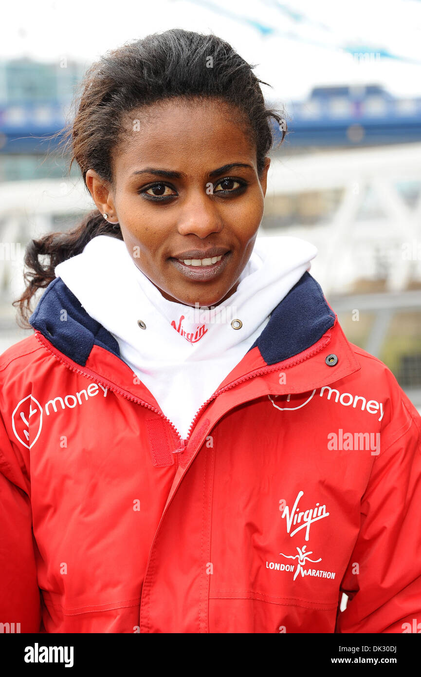 Ejegayehu Dibaba chiamata Foto di Elite Internazionale Guide per 2012 Maratona di Londra tenutasi presso il St Katherine's Dock Londra Inghilterra Foto Stock