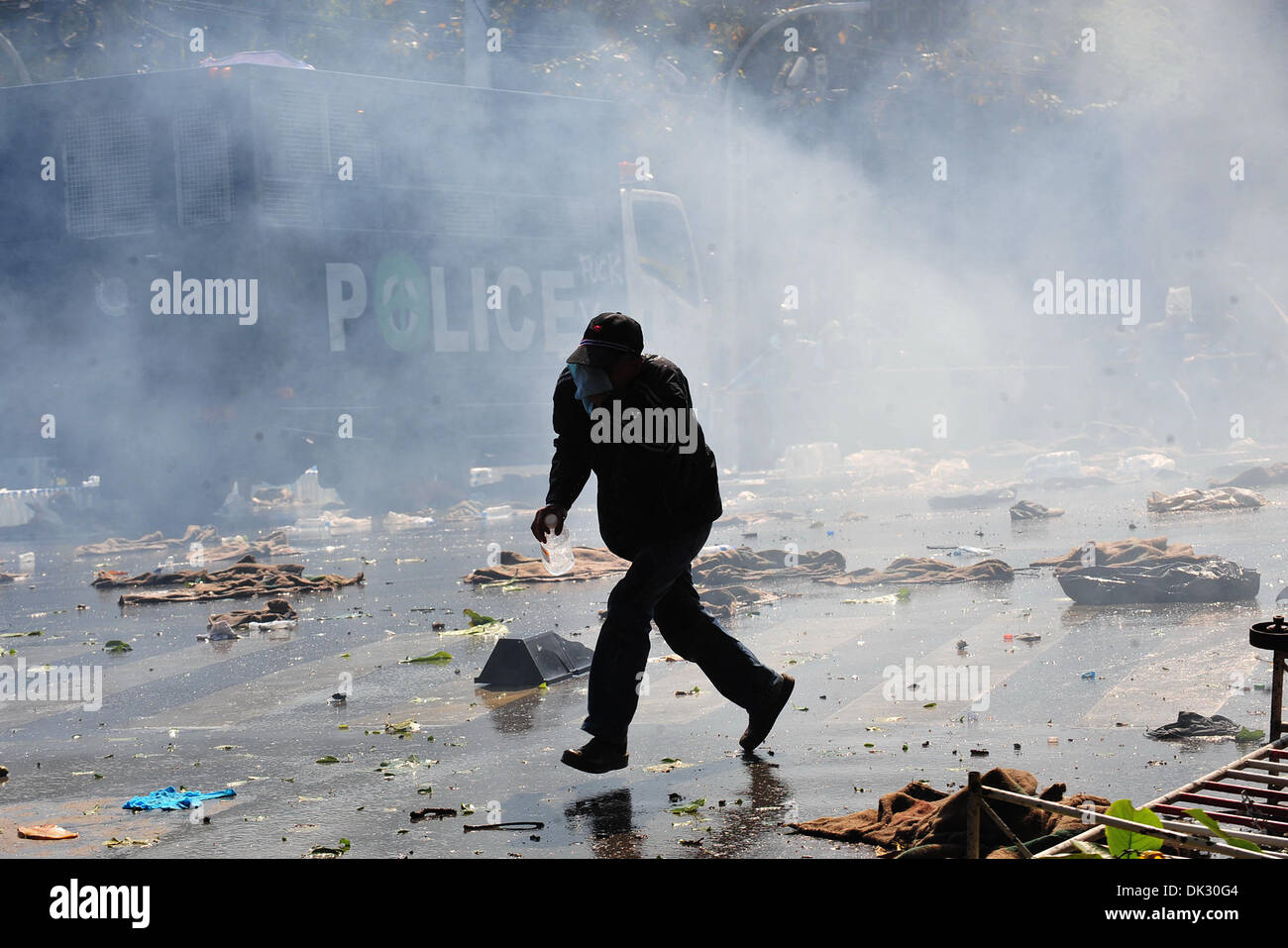 Bangkok, Tailandia. 2° dicembre 2013. Un governo anti-protester cerca rifugio durante uno scontro al di fuori della sede del governo di Bangkok, Thailandia, Dicembre 2, 2013. Primo ministro tailandese Yingluck Shinawatra ha detto il lunedì lei sarebbe il passo verso il basso o sciogliere la Camera dei rappresentanti solo se queste cose potrebbero riportare la pace e l'ordine nel paese. (Xinhua/Rachen Sageamsak/Alamy Live News) Foto Stock