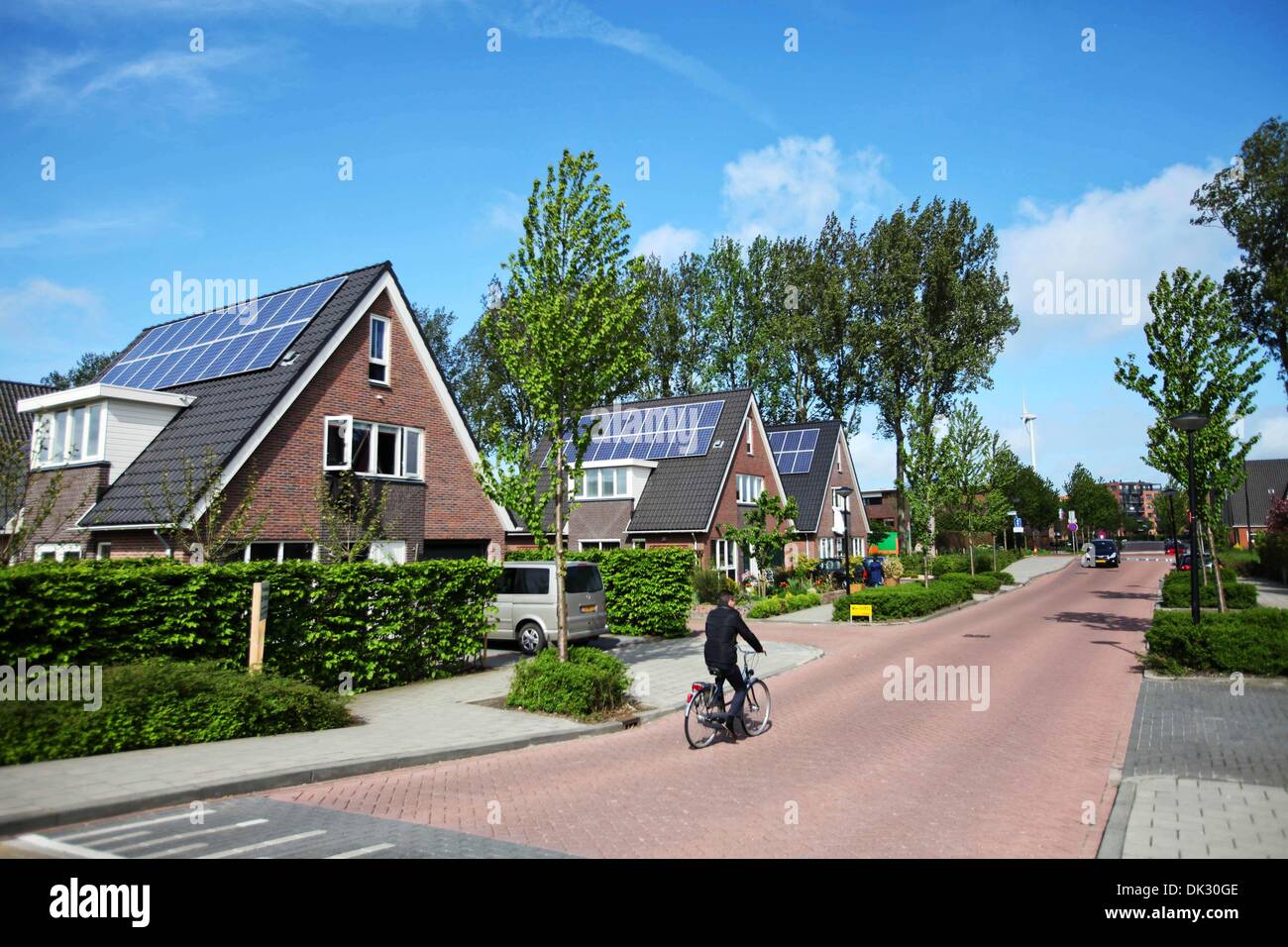 (131202) -- Bruxelles, dic2, 2013 (Xinhua) -- File foto scattata a maggio. 11, 2012 mostra Case dotato di pannelli solari in una comunità in Heerhugowarrd, a nord di Amsterdam, la capitale dei Paesi Bassi. L'Unione europea (UE) ha deciso lunedì di imporre misure definitive sul cinese di pannelli solari. Secondo un comunicato stampa il consiglio dell'Unione europea sostenuto le proposte presentate dalla Commissione europea di imporre 42.1 per cento-dazio antidumping e misure antisovvenzioni sulle importazioni di pannelli solari dalla Cina. I dazi si applicano per un periodo di due anni di dicembre 6. (Xinhua/Yan Ting) Foto Stock
