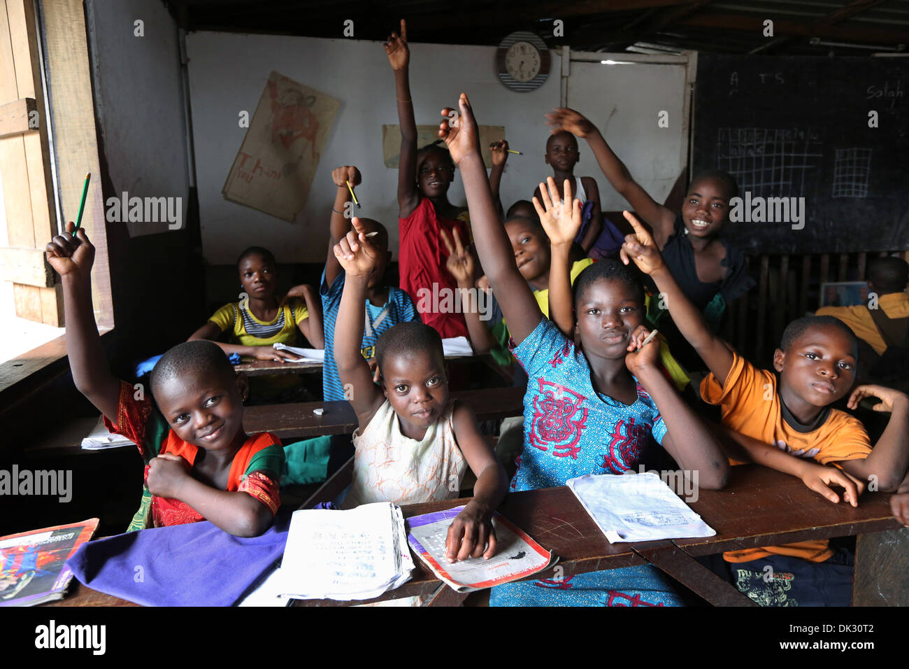 I bambini in una classe di pace HOME, un volontario scuola gestita dalla chiesa cattolica. Township Agbogbloshie, Accra, Africa occidentale Foto Stock