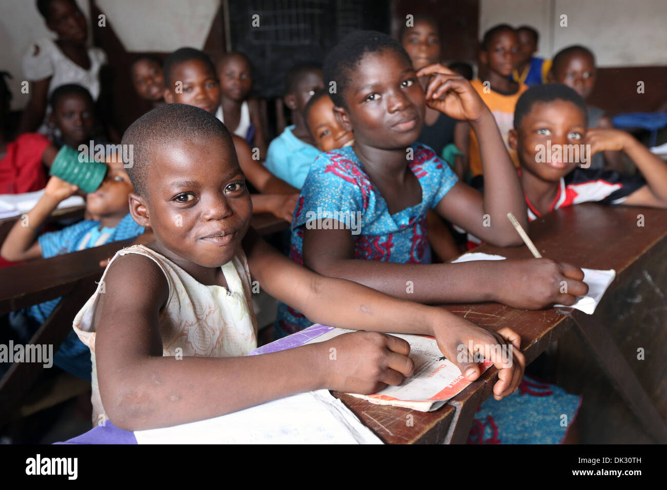 I bambini in una classe di pace HOME, un volontario scuola gestita dalla chiesa cattolica. Township Agbogbloshie, Accra, Africa occidentale Foto Stock
