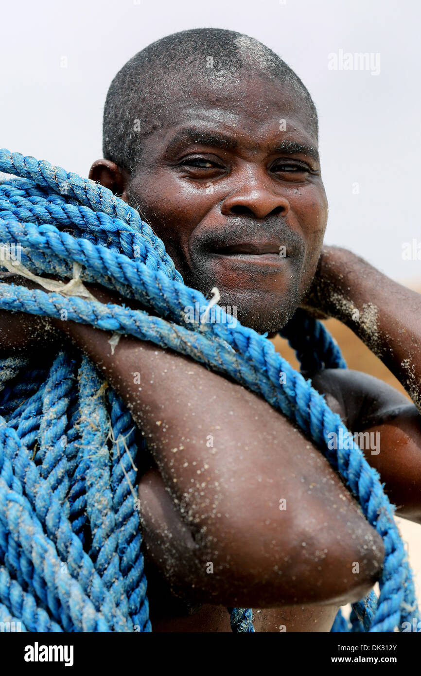 Ritratto di un pescatore con una corda blu. Accra, Ghana, Africa Foto Stock