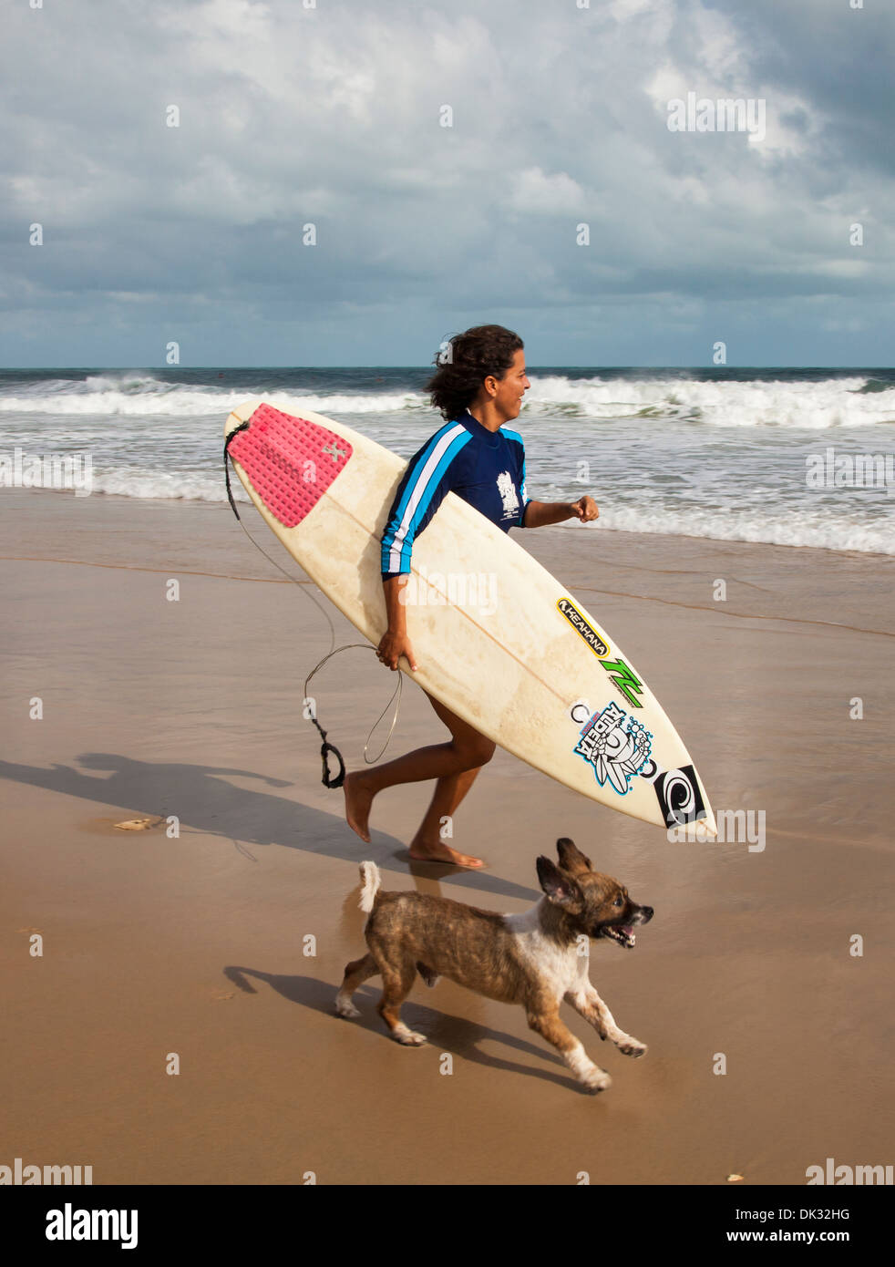 Surfer sulla spiaggia di Iguape, Fortaleza distretto, Brasile. Foto Stock