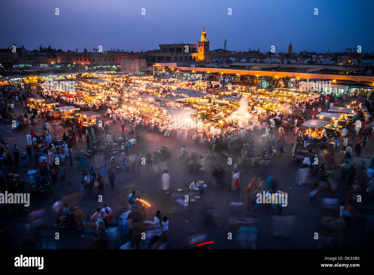 Il famoso theathre di Djemaa El Fna a Marrakech Foto Stock