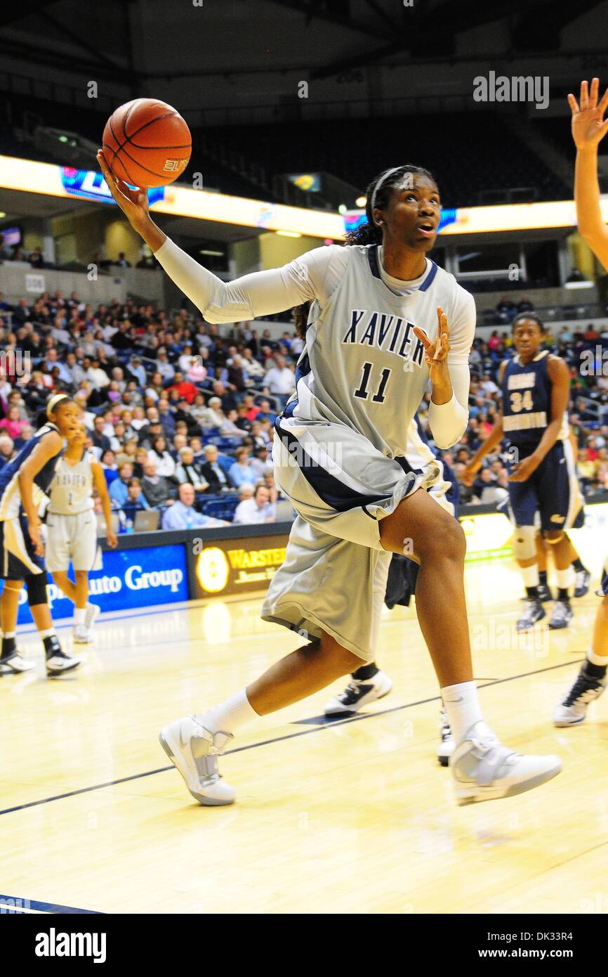 Febbraio 23, 2011 - Cincinnati, Ohio, Stati Uniti - Xavier avanti Ambra Harris (11) salendo forte al cestello. (#6) Xavier moschettieri sconfitto George Washington Colonials 67-41 al Cintas Center di Cincinnati, Ohio. (Credito Immagine: © Scott Davis/Southcreek globale/ZUMAPRESS.com) Foto Stock