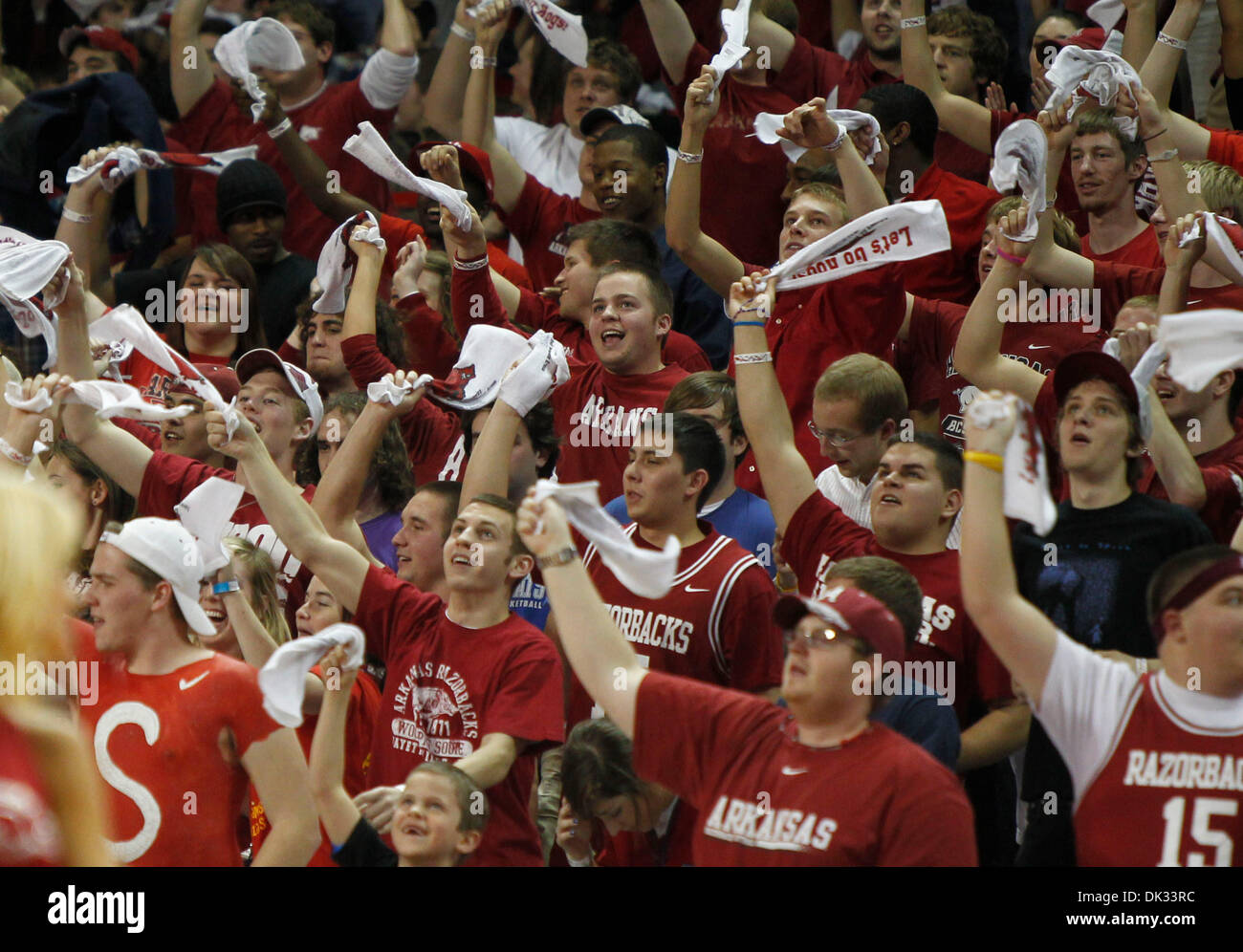 Febbraio 23, 2011 - Fayetteville, AR, Stati Uniti d'America - Arkansas tifosi andando selvaggio come Arkansas ha sconfitto il Kentucky 77-76 mercoledì 23 febbraio 2011 in Fayetteville, AR. Foto di Mark Cornelison | Personale. (Credito Immagine: © Lexington Herald-Leader/ZUMAPRESS.com) Foto Stock