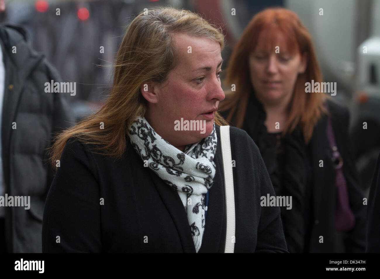 Londra, Regno Unito. 2° dicembre 2013. I membri della famiglia e dei parenti di assassinati fusilier Lee Rigby, sua madre Lyn Rigby arrivano al Old Bailey di assistere al processo di Michael Adebolajo e Michael Adebowale che sono caricati con l' assassinio del batterista Lee Rigby il 22 maggio 2013 al di fuori di Woolwich caserma Credito: amer ghazzal/Alamy Live News Foto Stock