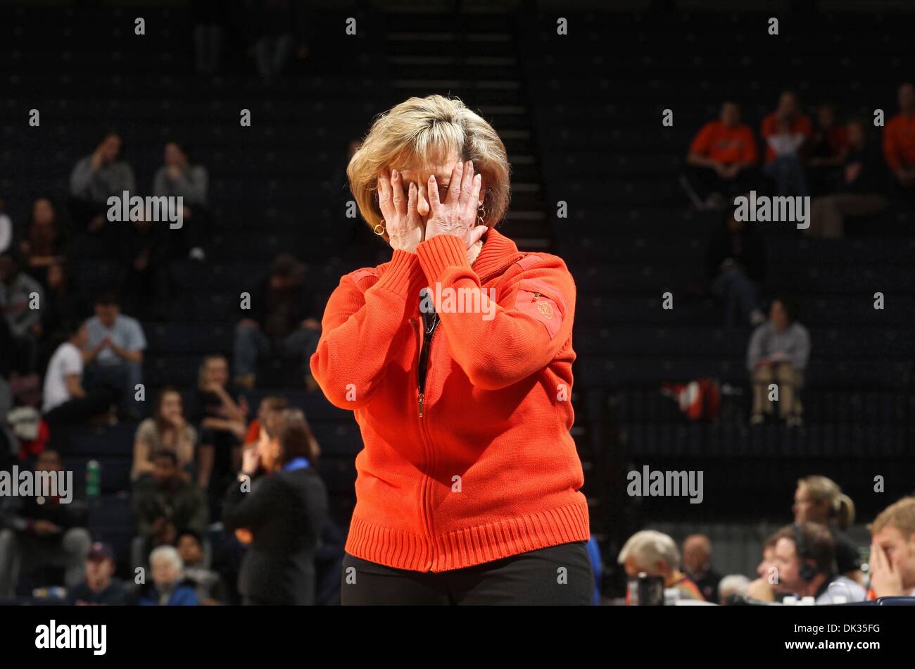 Feb 24, 2011 - Charlottesville, Virginia, Stati Uniti - Virginia Cavaliers head coach DEBBIE RYAN reagisce durante un NCAA gioco di basket contro il duca diavoli blu presso la John Paul Jones arena. Il duca ha vinto 71-48. (Credito Immagine: © Andrew Shurtleff/ZUMAPRESS.com) Foto Stock