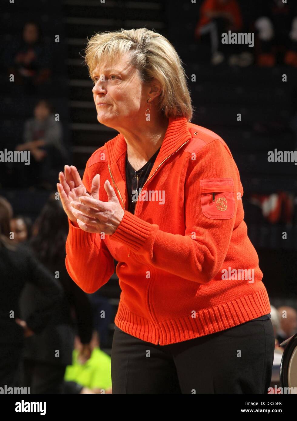 Feb 24, 2011 - Charlottesville, Virginia, Stati Uniti - Virginia Cavaliers head coach DEBBIE RYAN reagisce durante un NCAA gioco di basket contro il duca diavoli blu presso la John Paul Jones arena. Il duca ha vinto 71-48. (Credito Immagine: © Andrew Shurtleff/ZUMAPRESS.com) Foto Stock