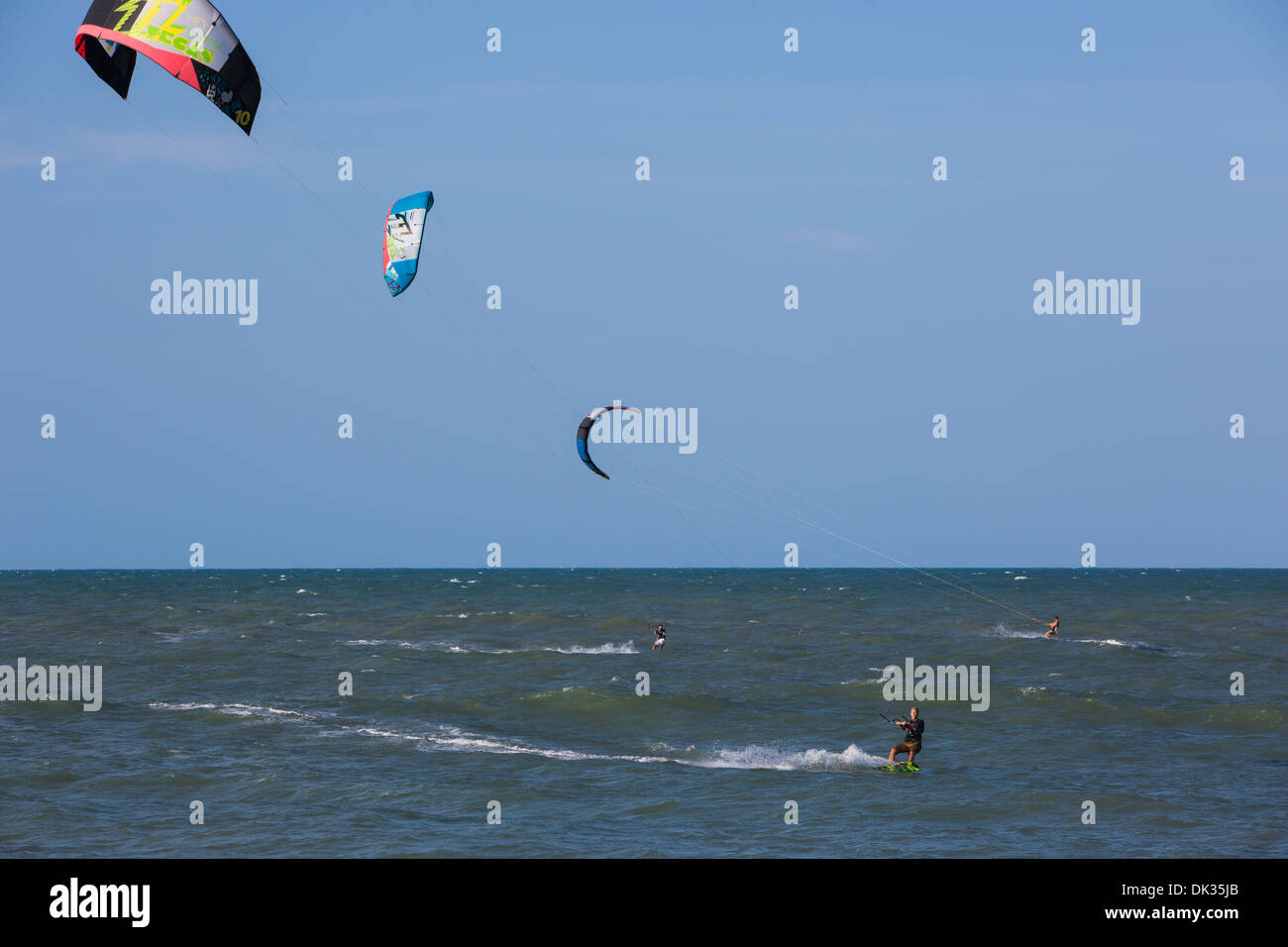Kite surfer, Cumbuco, Fortaleza distretto, Brasile. Foto Stock