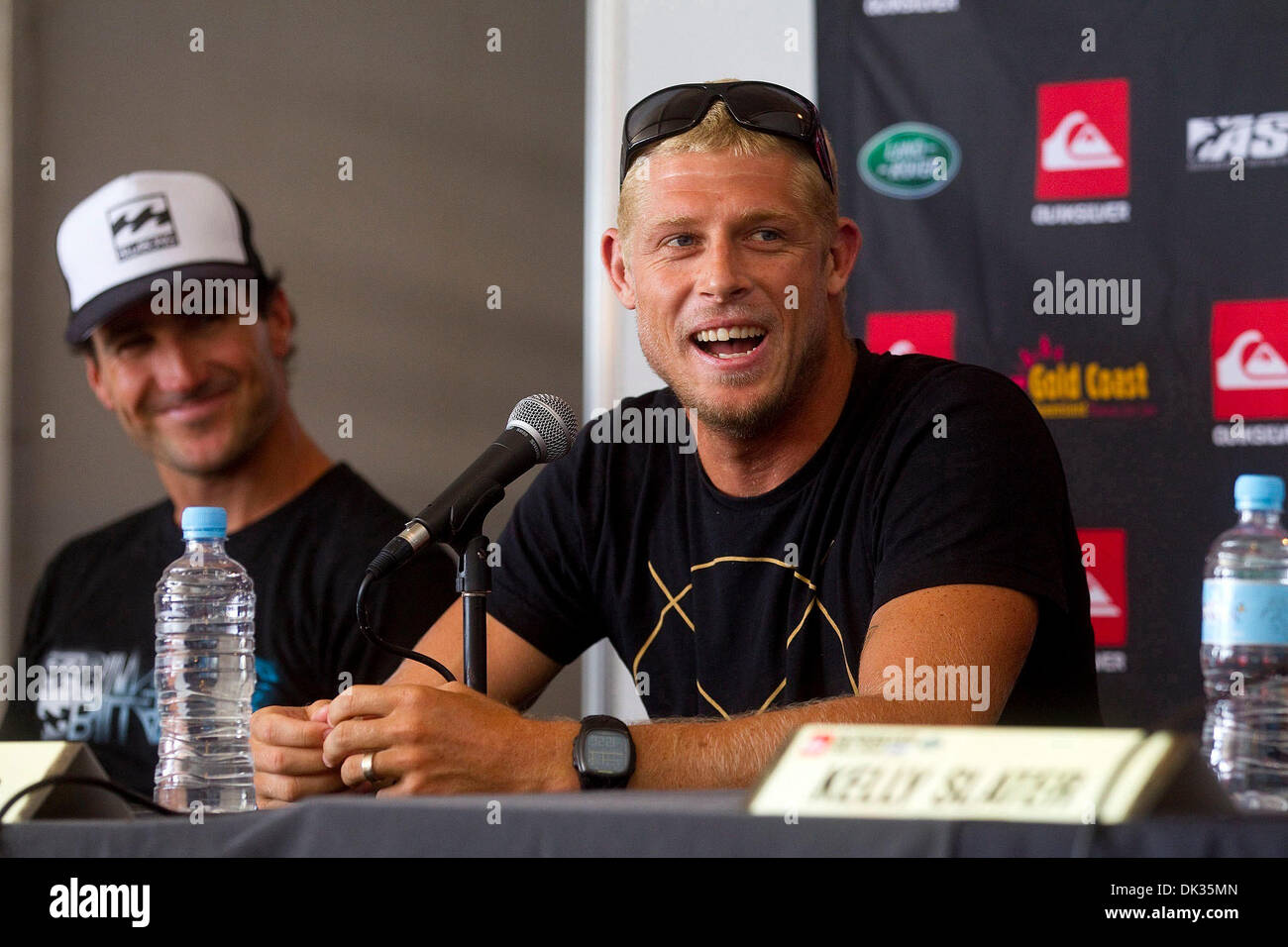 Feb 24, 2011 - Gold Coast, Queensland, Australia - MICK FANNING alla conferenza stampa per il Quiksilver Pro Gold Coast che prende il via sabato 26 febbraio 2011.Slater ha parlato alla stampa presso la stampa ufficiale conferene tenutosi presso il concorso sito di eventi a Snapper Rocks sulla Gold Coast di oggi. Con JOEL PARKINSON (immagine di credito: © Kirstin Scholtz/ASP-Coperto Immagini/ZUMAPRESS.co Foto Stock