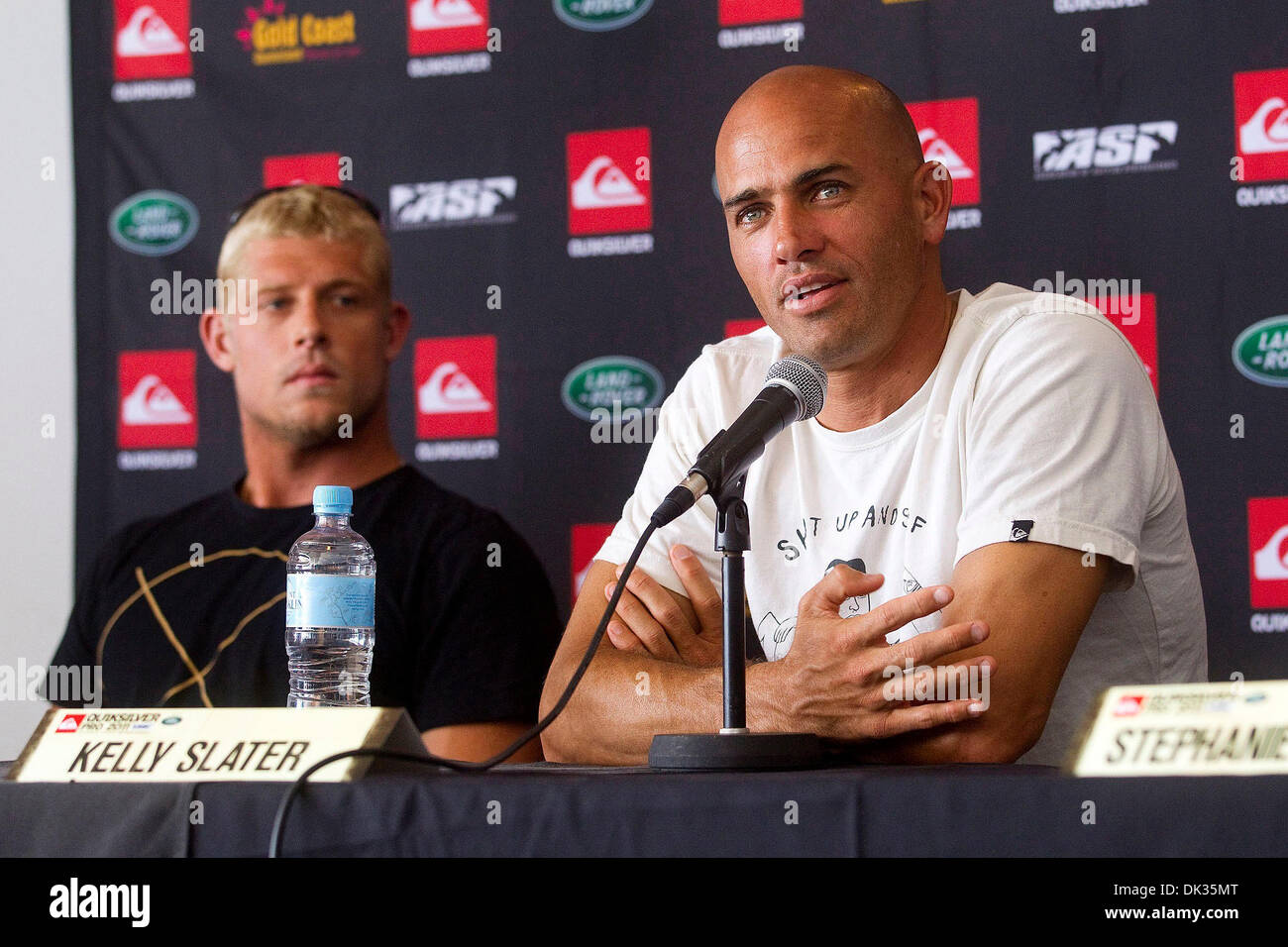 Feb 24, 2011 - Gold Coast, Queensland, Australia - campione del mondo Kelly Slater (Florida, USA) (R) ha rivelato di non era ancora sicuro se egli avrebbe completato tutto il 2011 ASP World Tour Stagione ma ha confermato che egli era sia impegnata e excoited competere al season opener, il Quiksilver Pro Gold Coast che prende il via sabato 26 febbraio 2011.Slater ha parlato alla stampa a Foto Stock