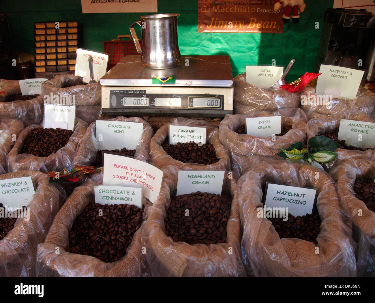 I chicchi di caffè per la vendita, Exeter Mercatino di Natale, Devon, Regno Unito Foto Stock