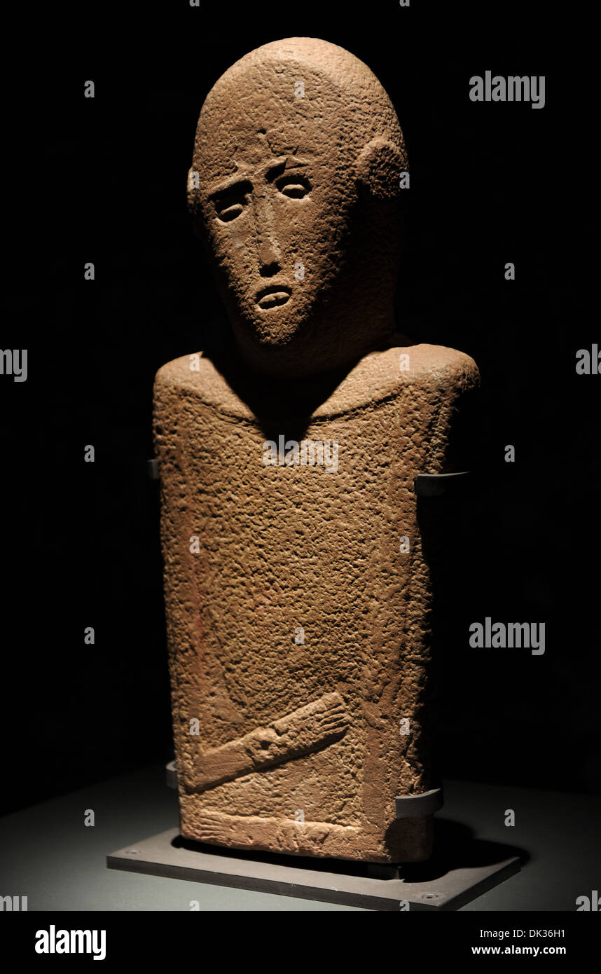 Penisola arabica. Anthropomorphe Stele. Fine 4th-primi anni del III millennio A.C. Arenaria. al-Ma'akir / Qaryat al-Kaafa, nera grandine. Foto Stock