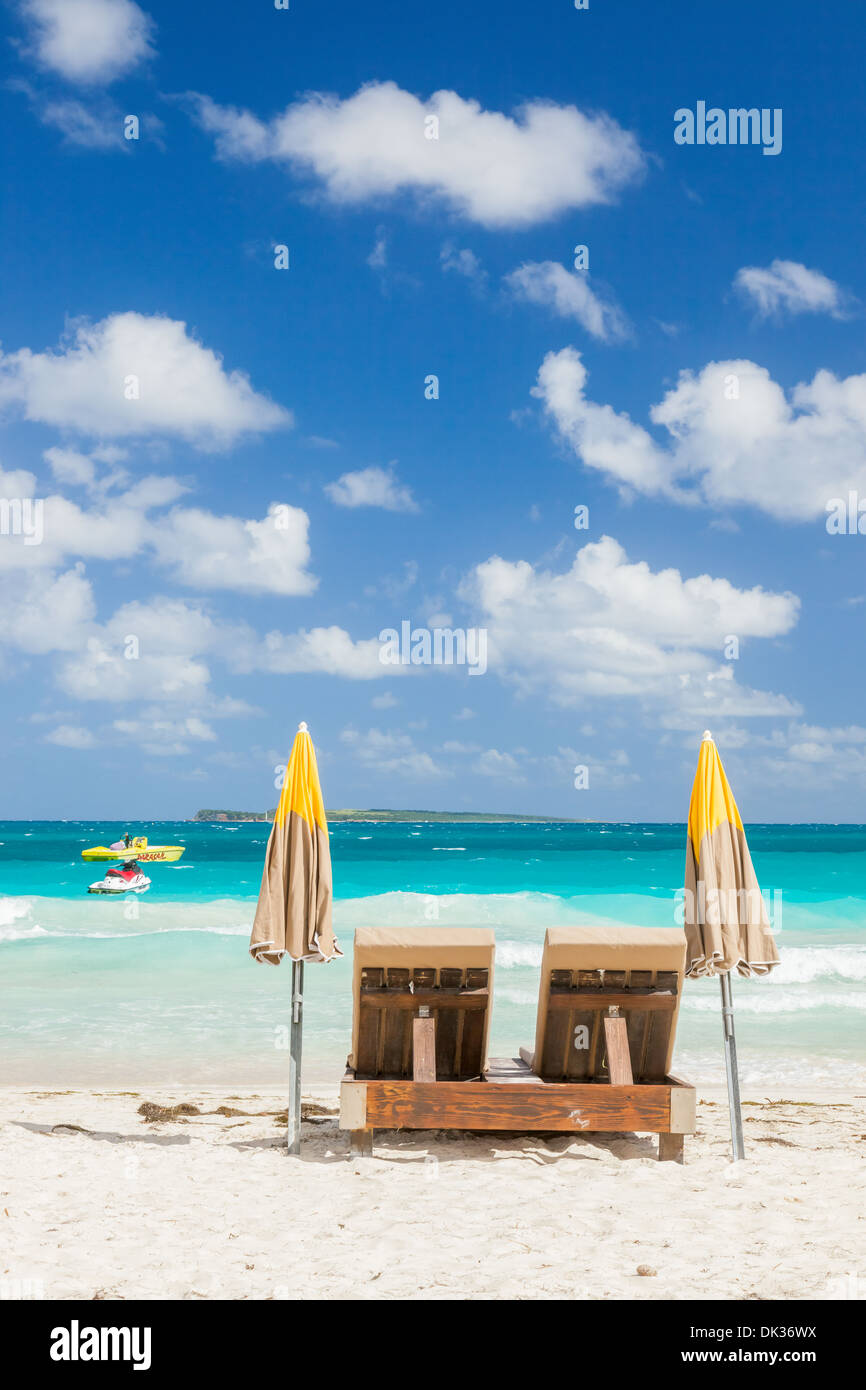 Sedie a sdraio sulla spiaggia, St Maarten Foto Stock