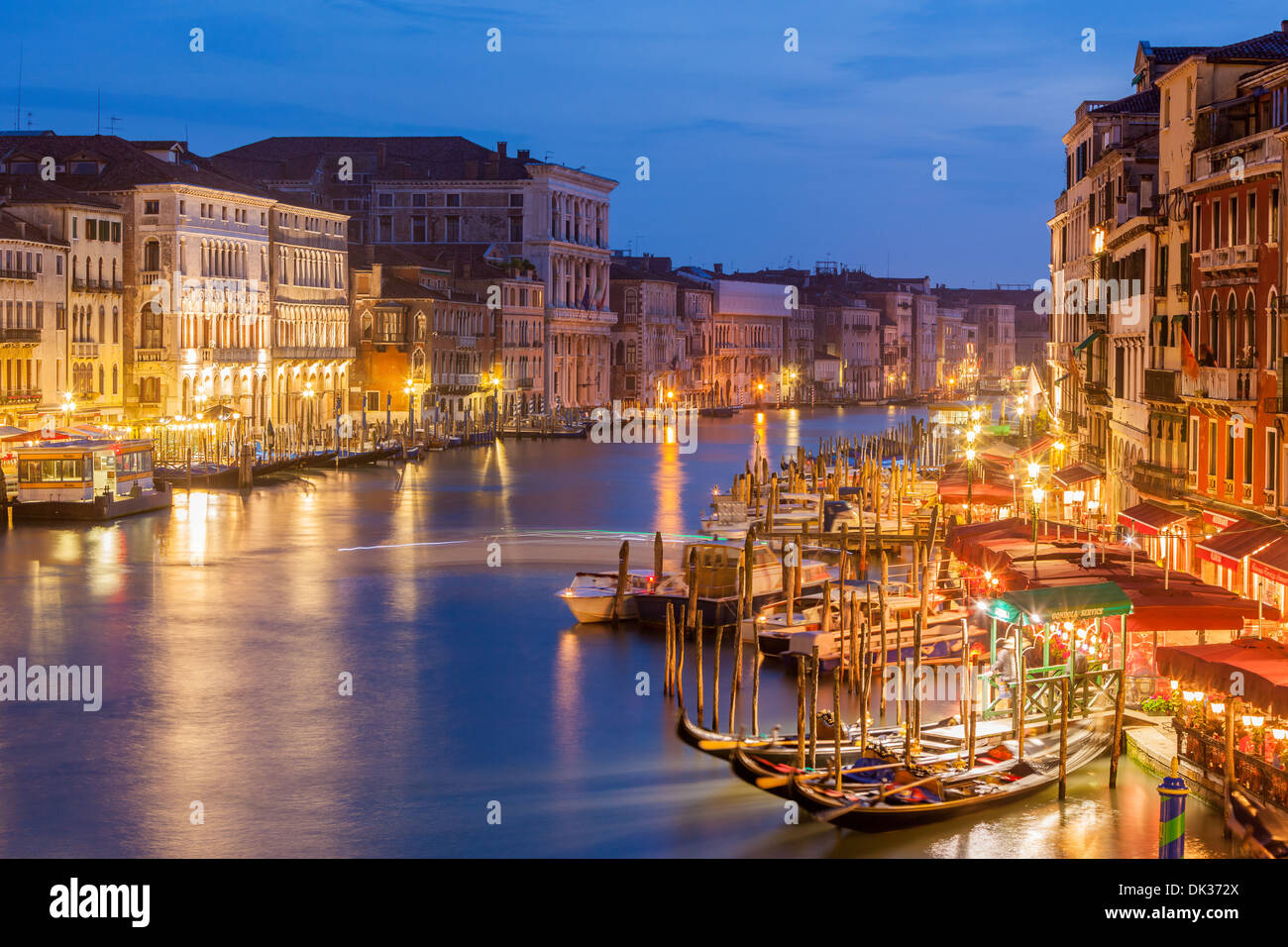 Riprese notturne dal ponte di Rialto Foto Stock