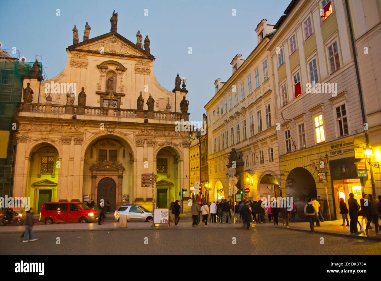 Krizovnicke Namesti square con Sv Salvator chiesa vecchia città di Praga Repubblica Ceca Europa Foto Stock