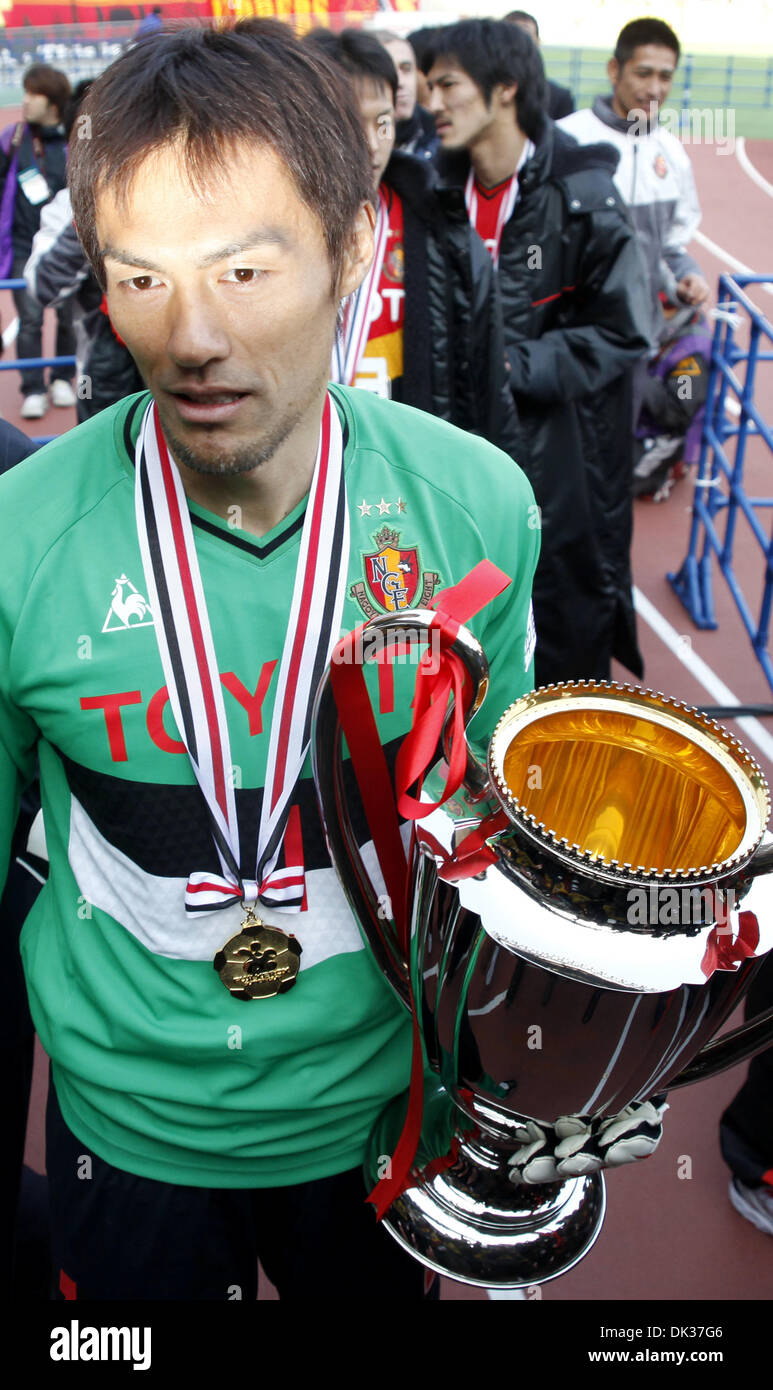 Febbraio 26, 2011 - Yokohama, Giappone - SEIGO NARAZAKI di Nagoya Grampus celebra la vittoria dopo aver sconfitto Kashima palchi da 1-1(PK3-1) durante la Fuji Xerox SUPER CUP 2011 di Nissan Stadium di Yokohama, Giappone. (Credito Immagine: © Shugo Takemi Jana/press/ZUMAPRESS.com) Foto Stock