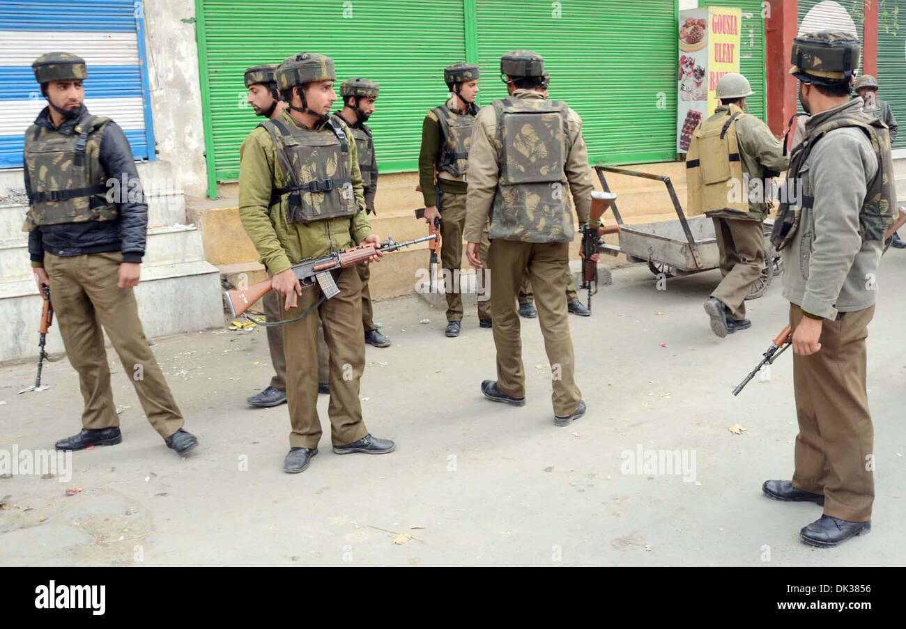 Srinagar, Indiano Kashmir amministrato. 2° dic, 2013. Sicurezza personnels pattuglie street dopo Millitants sparato poliziotto ucciso e due e due colleghi feriti mentre erano di pattuglia un mercato in chadoora città nel distretto di budgam 25km (16 miglia) da srinagar. Credito: Sofi Suhail/Alamy Live News Foto Stock