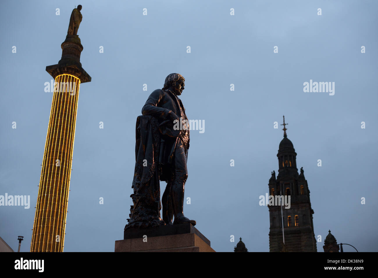 Statua del poeta Scozzese Robert Burns (in primo piano) e scrittore scozzese Sir Walter Scott (in alto a sinistra), in George Square, Glasgow, Scozia. Foto Stock