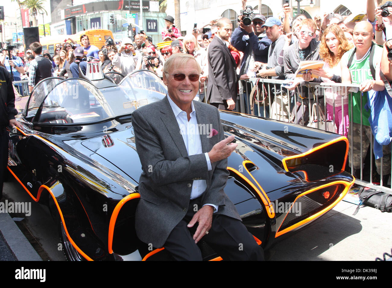 Adam West seduto su George Barris Adam West è onorato con una stella sulla Hollywood Walk of Fame a Hollywood Boulevard Los Angeles Foto Stock