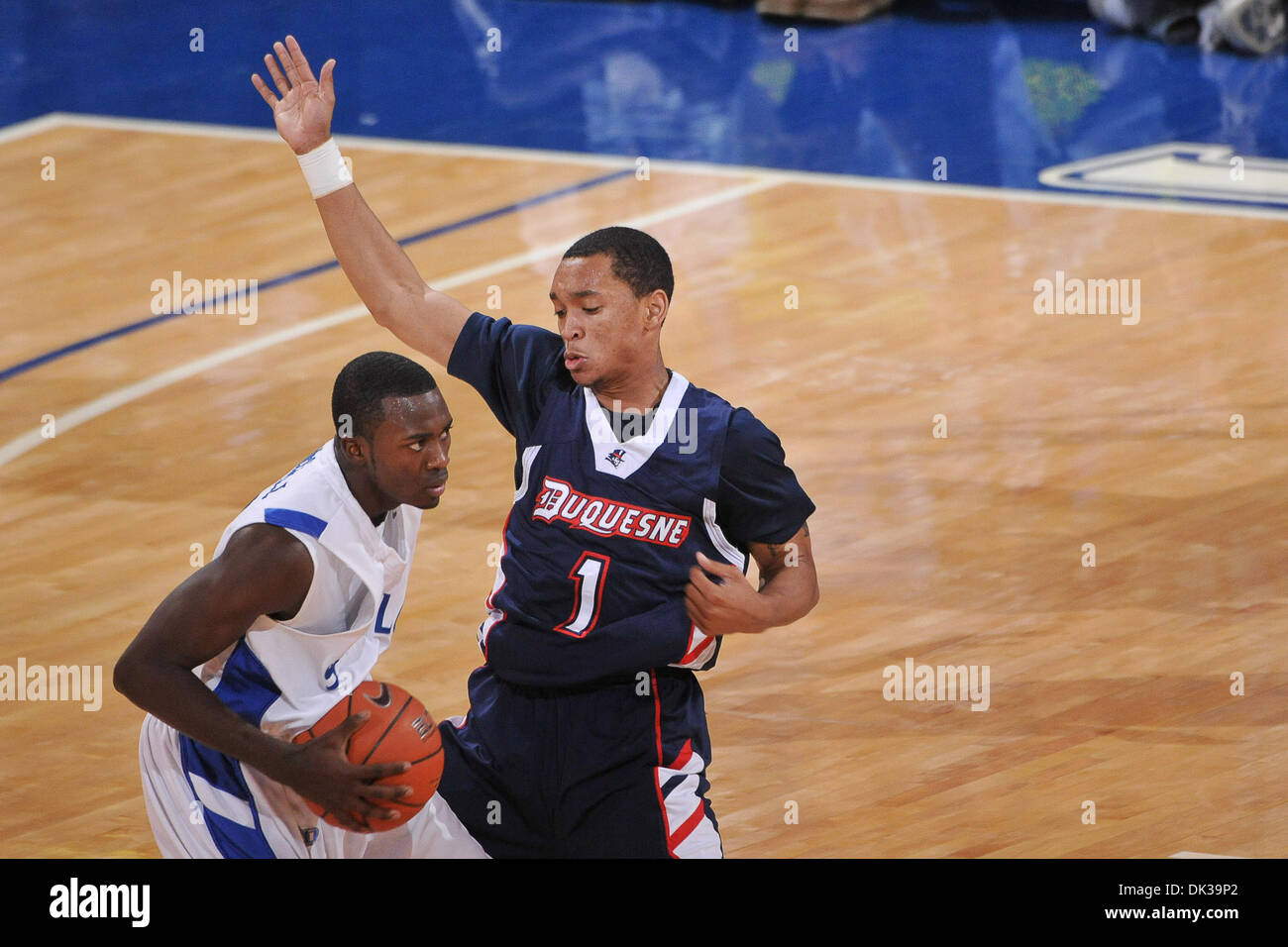 Febbraio 26, 2011 - St. Louis, Missouri, Stati Uniti d'America - Saint Louis Billikens guard Mike McCall (11) cerca un modo per aggirare Duqusene Duchi guard Mike Talley (1) come il Duquesne Dukes prendere a Saint Louis Billikens. Il Saint Louis Billikens sconfiggere la Duquesne Dukes 61 - 51. (Credito Immagine: © Danny Reise/Southcreek globale/ZUMAPRESS.com) Foto Stock