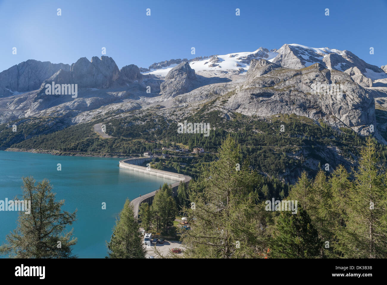 La vetta più alta delle Dolomiti Marmolada e la diga del Lago di Fedaia, Italia Foto Stock