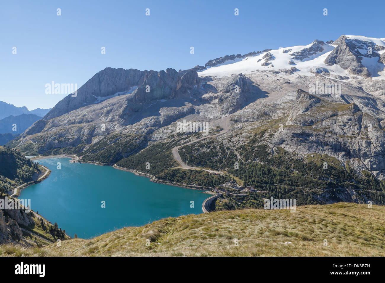 La vetta più alta delle Dolomiti Marmolada e la diga del Lago di Fedaia, Italia Foto Stock