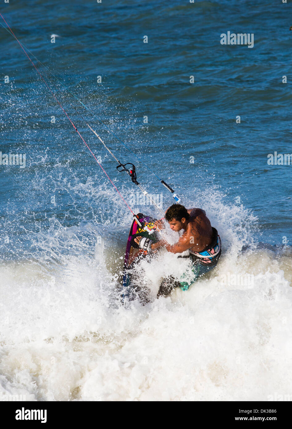 Kite surfer, Cumbuco, Fortaleza distretto, Brasile. Foto Stock