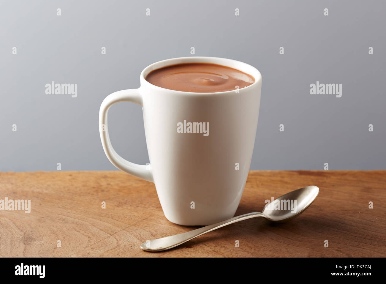 White tazza di cioccolata calda sul tavolo di legno Foto Stock