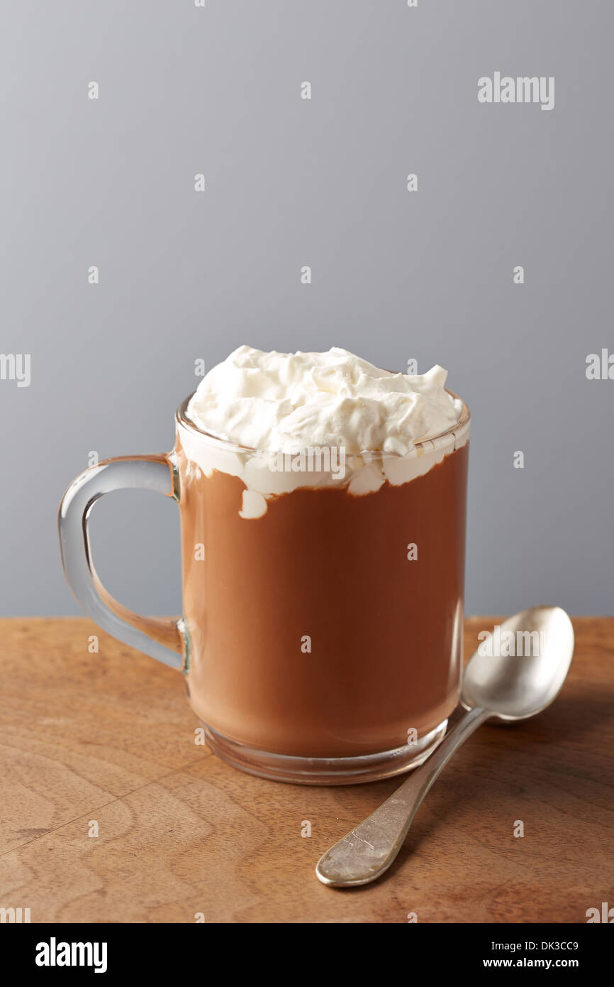 Tazza di cioccolata calda con panna montata su tavola in legno Foto Stock Tazza di cioccolata calda con panna montata su tavola in legno Foto Stock
