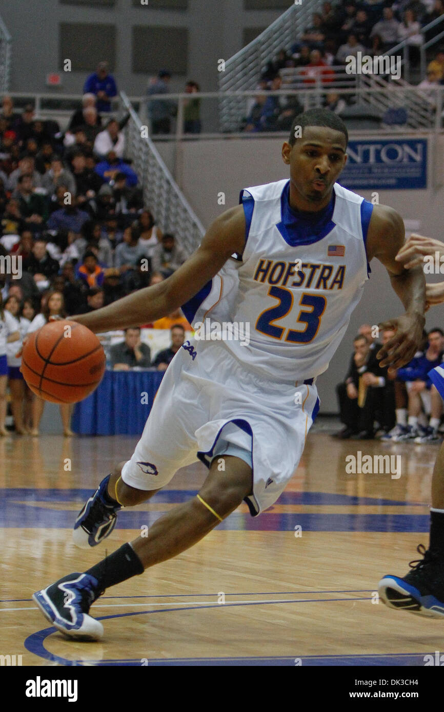 Febbraio 26, 2011 - Hempstead, New York, Stati Uniti - Hofstra orgoglio guard Mike Moore (23) dribbling contro il Delaware Fightin galline blu a Mack complesso sportivo, Hempstead, NY. Hofstra sconfitto Delaware 79-60. (Credito Immagine: © Debby Wong/Southcreek globale/ZUMAPRESS.com) Foto Stock