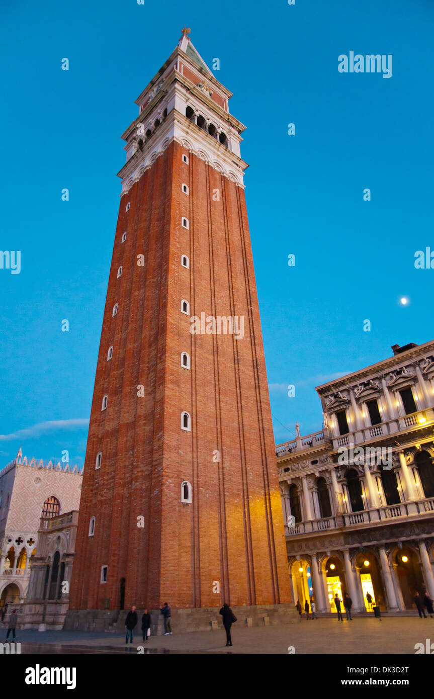 Campanile e la torre dell'orologio di Piazza San Marco Piazza San Marco Venezia Veneto Italia Europa Foto Stock