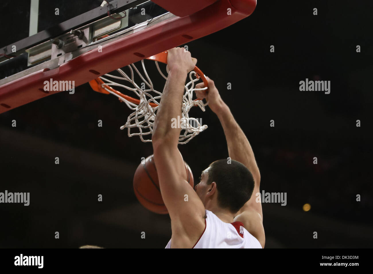 27 febbraio 2011 - Madison, Wisconsin, Stati Uniti - Wisconsin avanti Keaton Nankivil (52) schiacciate il basket nella prima metà azione. Al tempo di emisaturazione Wisconsin conduce la Northwestern 43-30 a Kohl Center a Madison, Wisconsin. (Credito Immagine: © Giovanni Fisher/Southcreek globale/ZUMAPRESS.com) Foto Stock