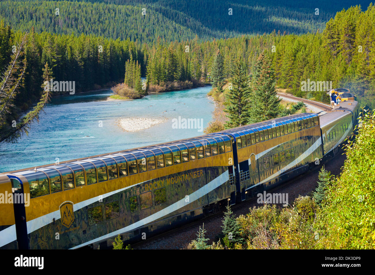 Rocky Mountaineer treno Morant curva del vicino Lago Louise nelle Montagne Rocciose Canadesi e il Parco Nazionale di Banff Alberta Canada Foto Stock