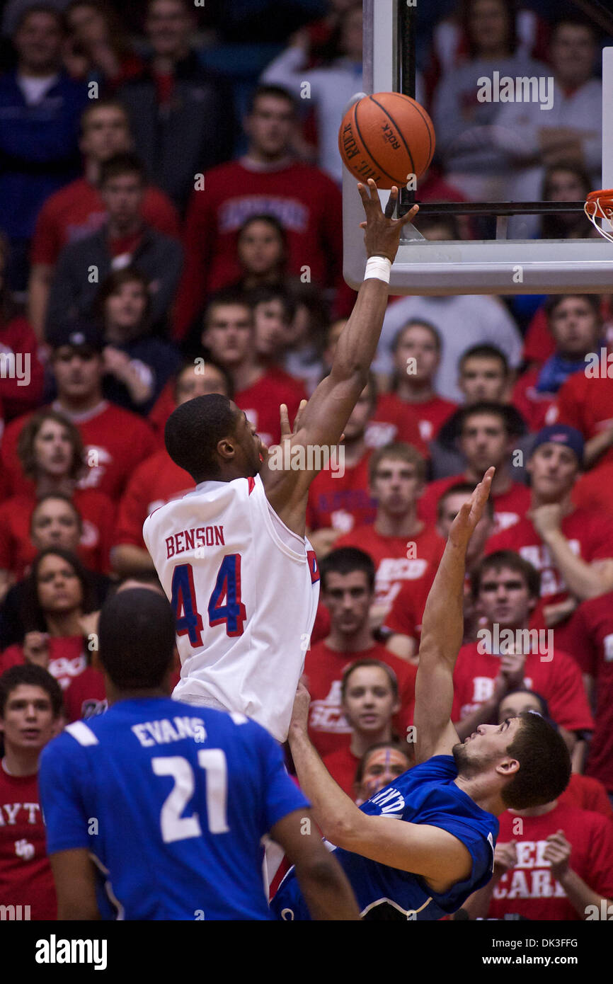 Mar 2, 2011 - Gli accordi di Dayton, Ohio, U.S.A. - Volantini di Dayton in avanti Josh Benson (44) spara su Saint Louis Billikens guardia Salecich cristiana (15) durante la prima metà del gioco tra San Louis e gli accordi di Dayton a UD Arena, Dayton, Ohio. San Luigi ha sconfitto gli accordi di Dayton 69-51. (Credito Immagine: © Scott Stuart/Southcreek globale/ZUMAPRESS.com) Foto Stock