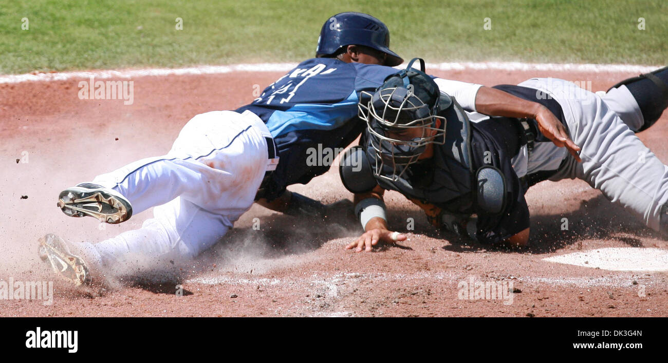 Mar 3, 2011 - Porto di Charlotte, Florida, Stati Uniti - Yankees catcher Jesus Montero usato il suo corpo per bloccare la piastra di casa e impedito TIM BECKHAM dal punteggio nella terza inning durante i raggi spring training partita contro gli Yankees a Charlotte Sports Complex. (Credito Immagine: © James Borchuck/SAN Pietroburgo volte/ZUMAPRESS.com) Foto Stock