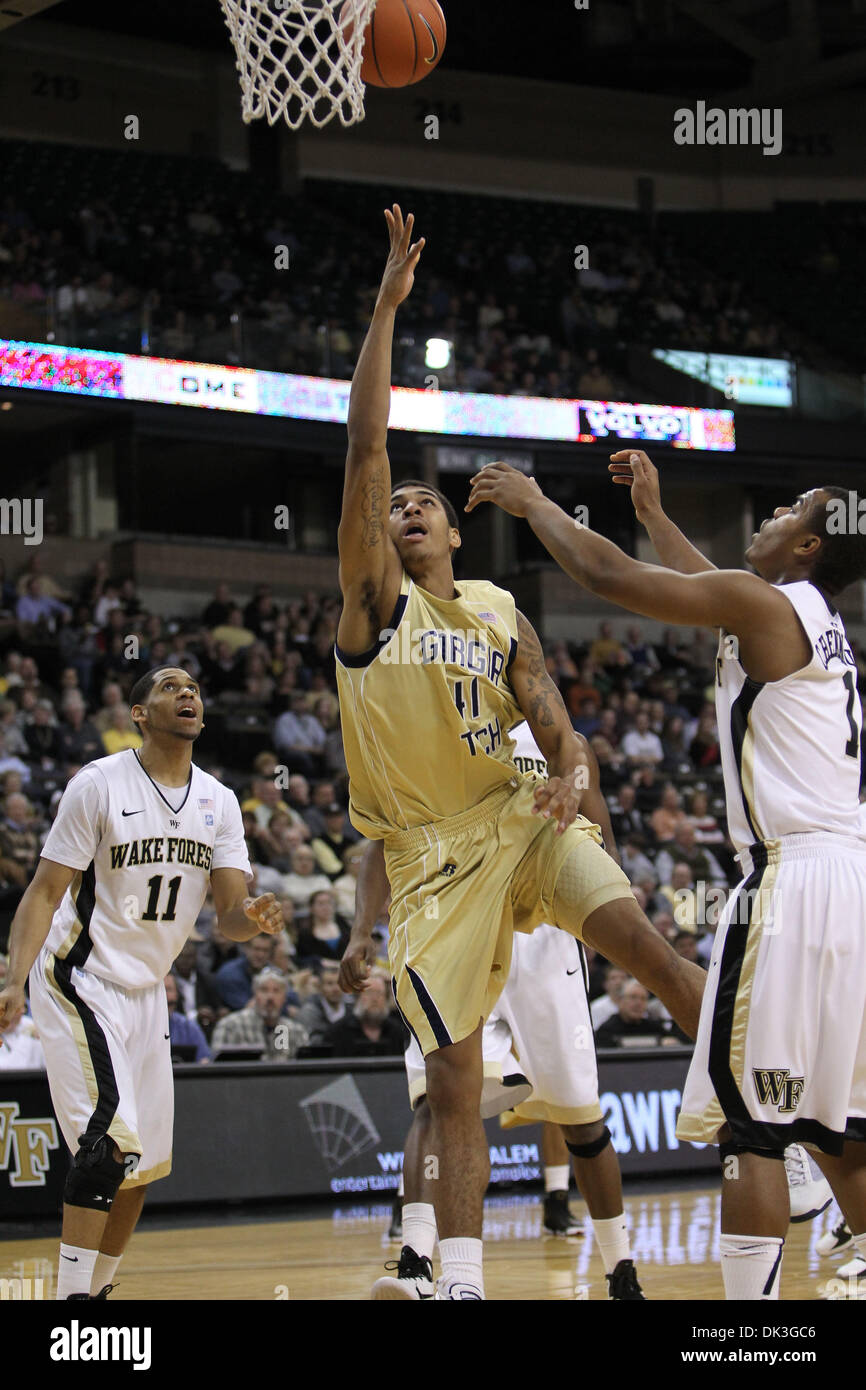 Mar 3, 2011 - Winston-Salem, North Carolina, Stati Uniti - Georgia Tech giacche gialle guard Glen riso Jr. (41) stabilisce la palla in alto come Wake Forest Demon diaconi guard Tony Chennault (1) e Wake Forest Demon diaconi guard C.J. Harris (11) a guardare. Georgia Tech vince 80-54. (Credito Immagine: © Jim Dedmon/Southcreek globale/ZUMAPRESS.com) Foto Stock