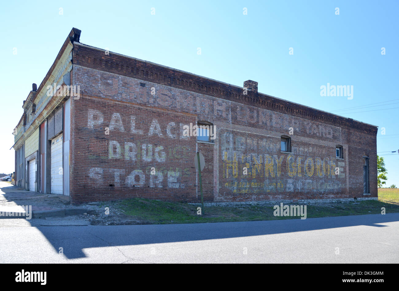 Route 66 - il vecchio edificio in Galena, Kansas con inserzioni vintage dipinto sul muro Foto Stock