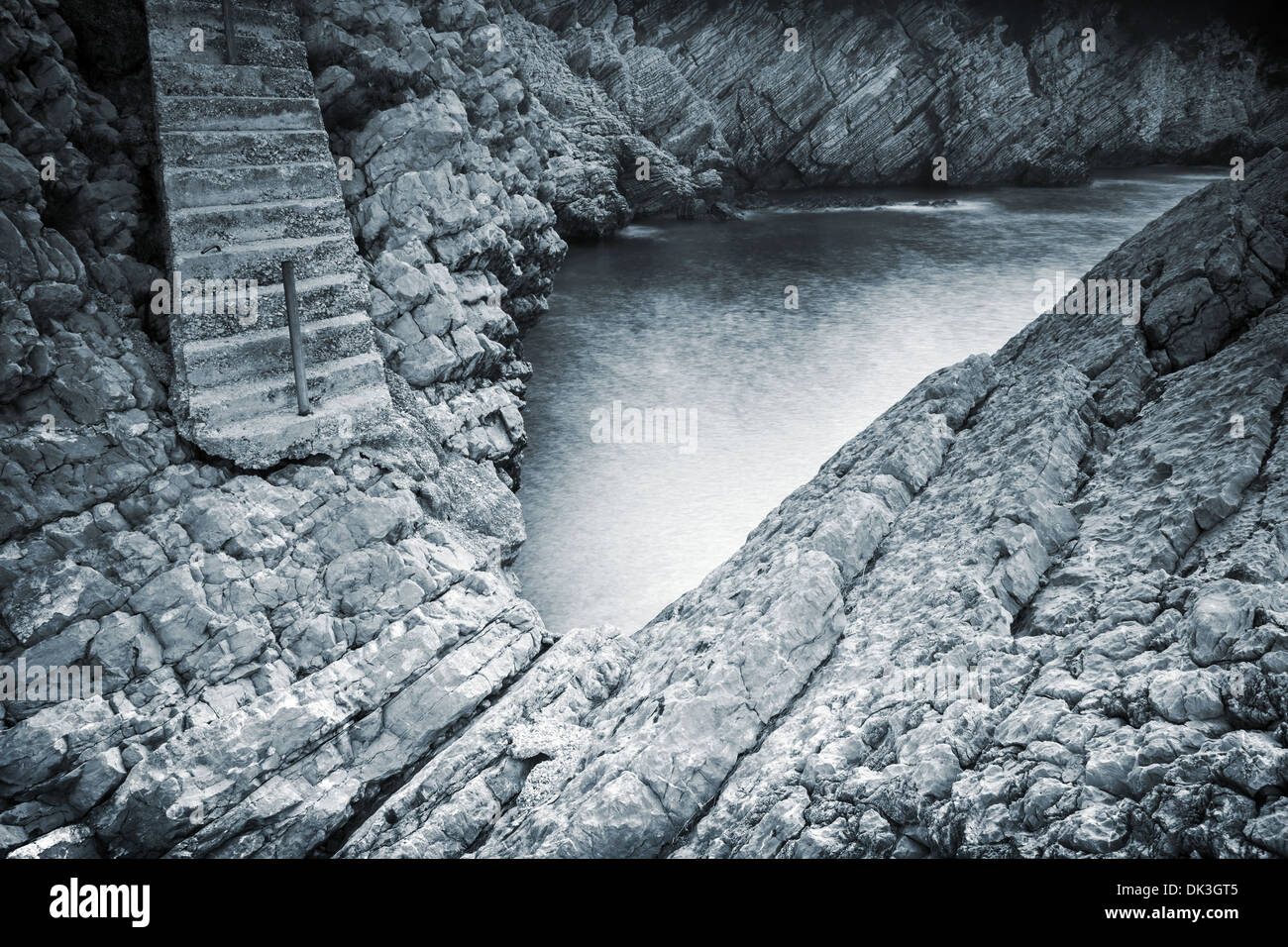 Vecchie scale di pietra che scende al mare backwaters. Montenegro Foto Stock