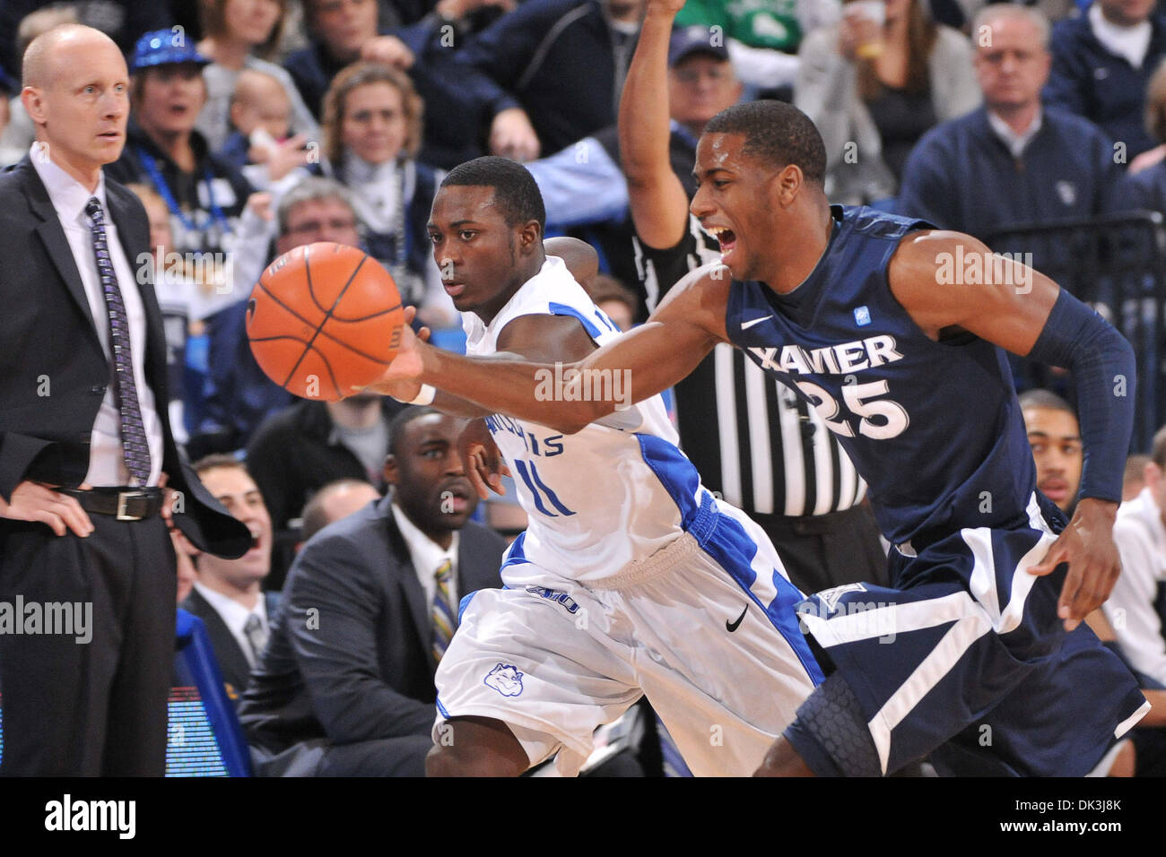 Mar 5, 2011 - St. Louis, Missouri, Stati Uniti d'America - Xavier moschettieri guard Dante Jackson (25) giunge a prelevare una sfera allentati prima di Saint Louis Billikens guard Mike McCall (11) è in grado di arrivare ad essa come Xavier moschettieri prendere a Saint Louis Billikens. Il Saverio moschettieri sconfiggere la Saint Louis Billikens 66 - 55. (Credito Immagine: © Danny Reise/Southcreek globale/ZUMAPRESS Foto Stock