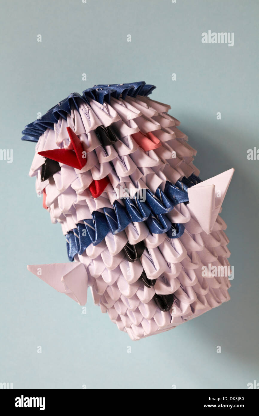 Origami pupazzo isolati su fondo azzurro Foto Stock