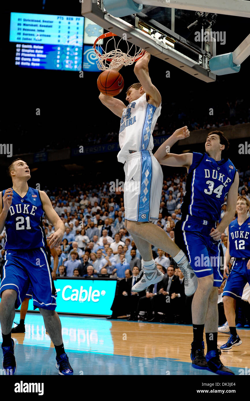 Mar 5, 2011 - Chapel Hill, North Carolina, Stati Uniti - North Carolina Tar Heels avanti Tyler Zeller (44) rigidi per il cesto con un grande slam dunk.Carolina del Nord conduce il duca 51-39 al tempo di emisaturazione al Dean Smith Center di Chapel Hill nella Carolina del Nord. (Credito Immagine: © Anthony Barham/Southcreek globale/ZUMAPRESS.com) Foto Stock