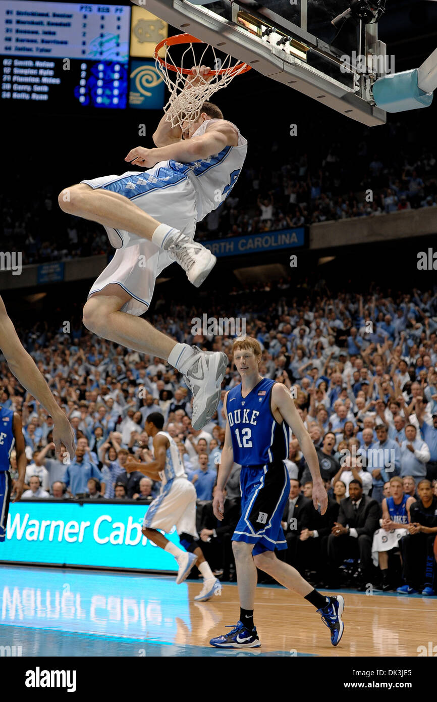 Mar 5, 2011 - Chapel Hill, North Carolina, Stati Uniti - North Carolina Tar Heels avanti Tyler Zeller (44) rigidi per il cesto con un grande slam dunk.Carolina del Nord conduce il duca 51-39 al tempo di emisaturazione al Dean Smith Center di Chapel Hill nella Carolina del Nord. (Credito Immagine: © Anthony Barham/Southcreek globale/ZUMAPRESS.com) Foto Stock