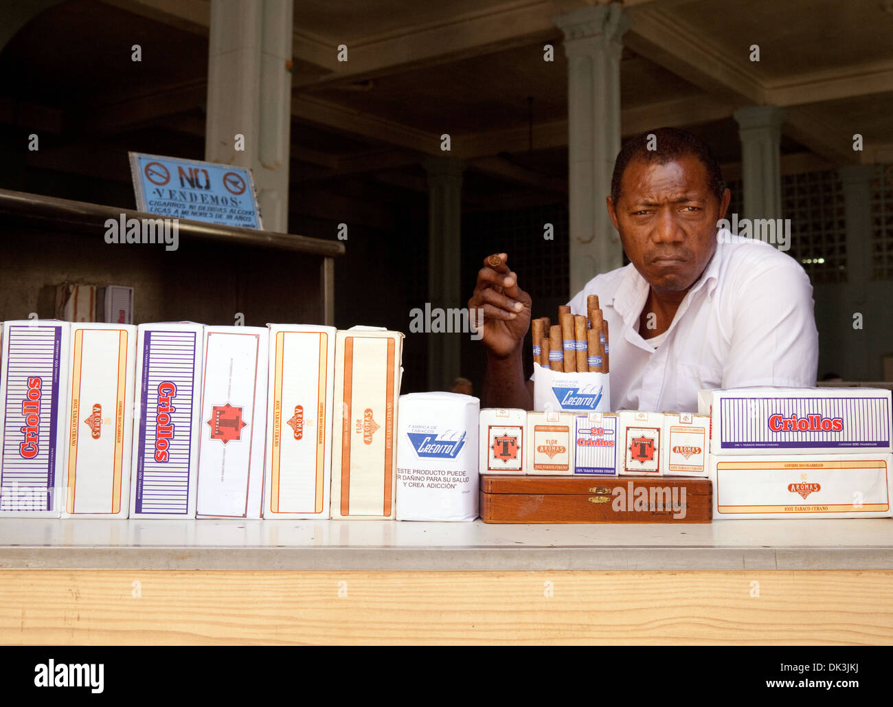 Sigaro cubano venditore nel suo negozio, Brasil St, Havana, Cuba, Caraibi Foto Stock